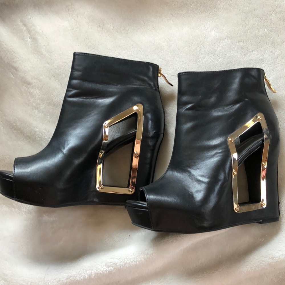 BCBG black and gold wedge